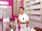 Owner Harry Parfum Kendari, Harry Purwanto saat meracik wewangian unggulannya. (Foto : Kendari Info)