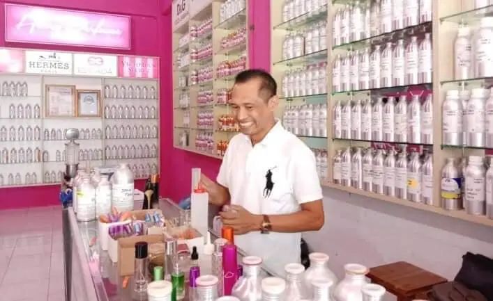 Owner Harry Parfum Kendari, Harry Purwanto saat meracik wewangian unggulannya. (Foto : Kendari Info)