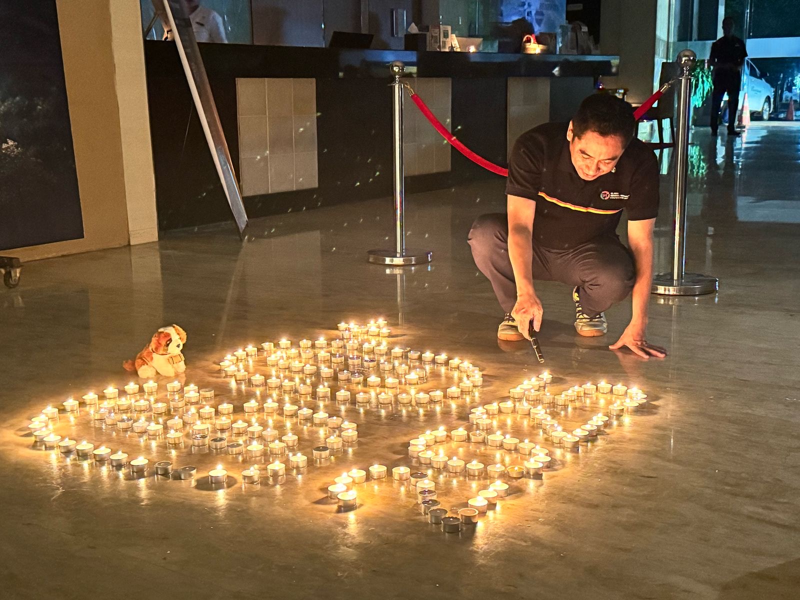 General Manager Swiss-Belhotel Kendari, Firman Hidayat menyalakan lilin dalam peringatan Earth Hour, Sabtu (22/03/2025).